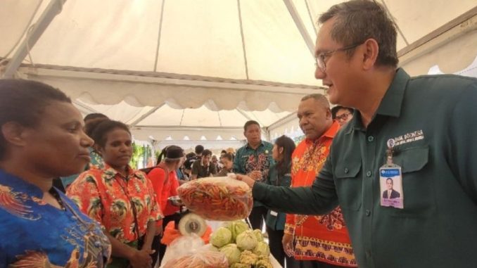 Kepala Kantor Perwakilan Bank Indonesia Faturahman saat berbincang- bincang dengan salah satu petani muda bertempat Kota Jayapura, Papua beberapa waktu lalu (ANTARA/Qadri Pratiwi)